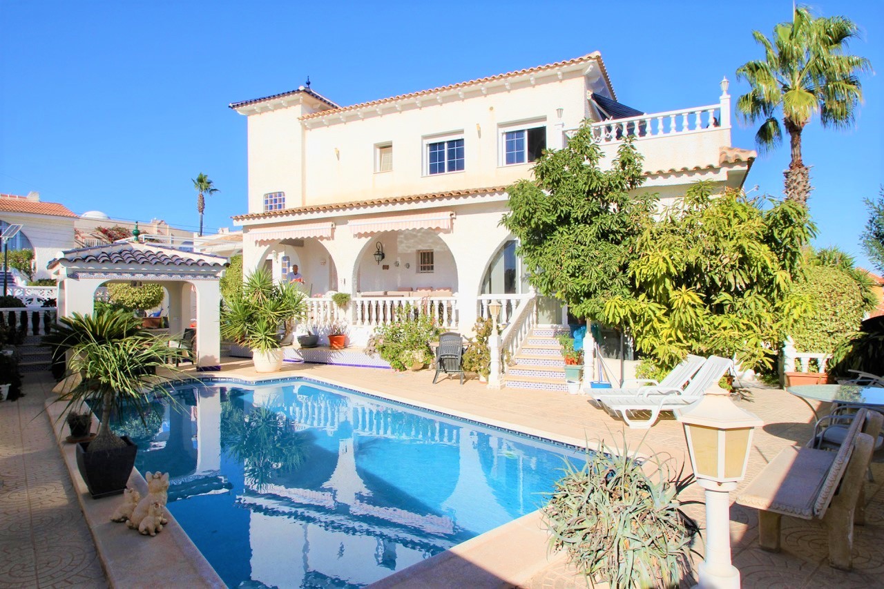 For sale - 6 Bedroom 3 Bathroom Villa in Villamartín - Villamartín  - Alicante