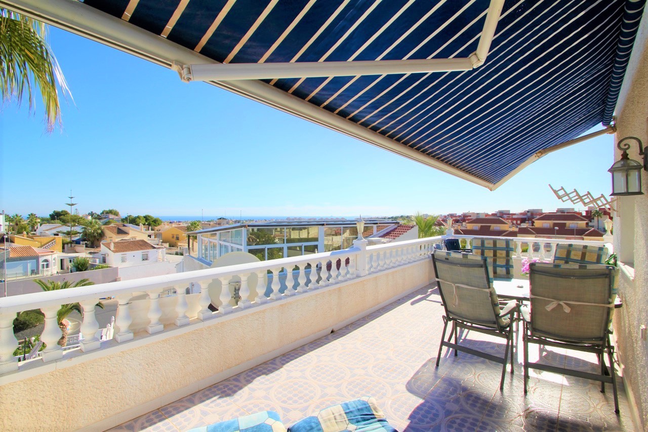 For sale - 6 Bedroom 3 Bathroom Villa in Villamartín - Villamartín  - Alicante