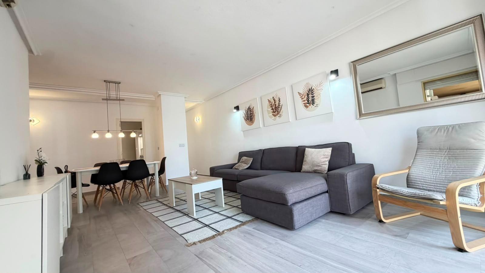 For sale - 3 Bedroom 2 Bathroom Apartment in Torrevieja - Centro - Muelle Pesquero  - Alicante