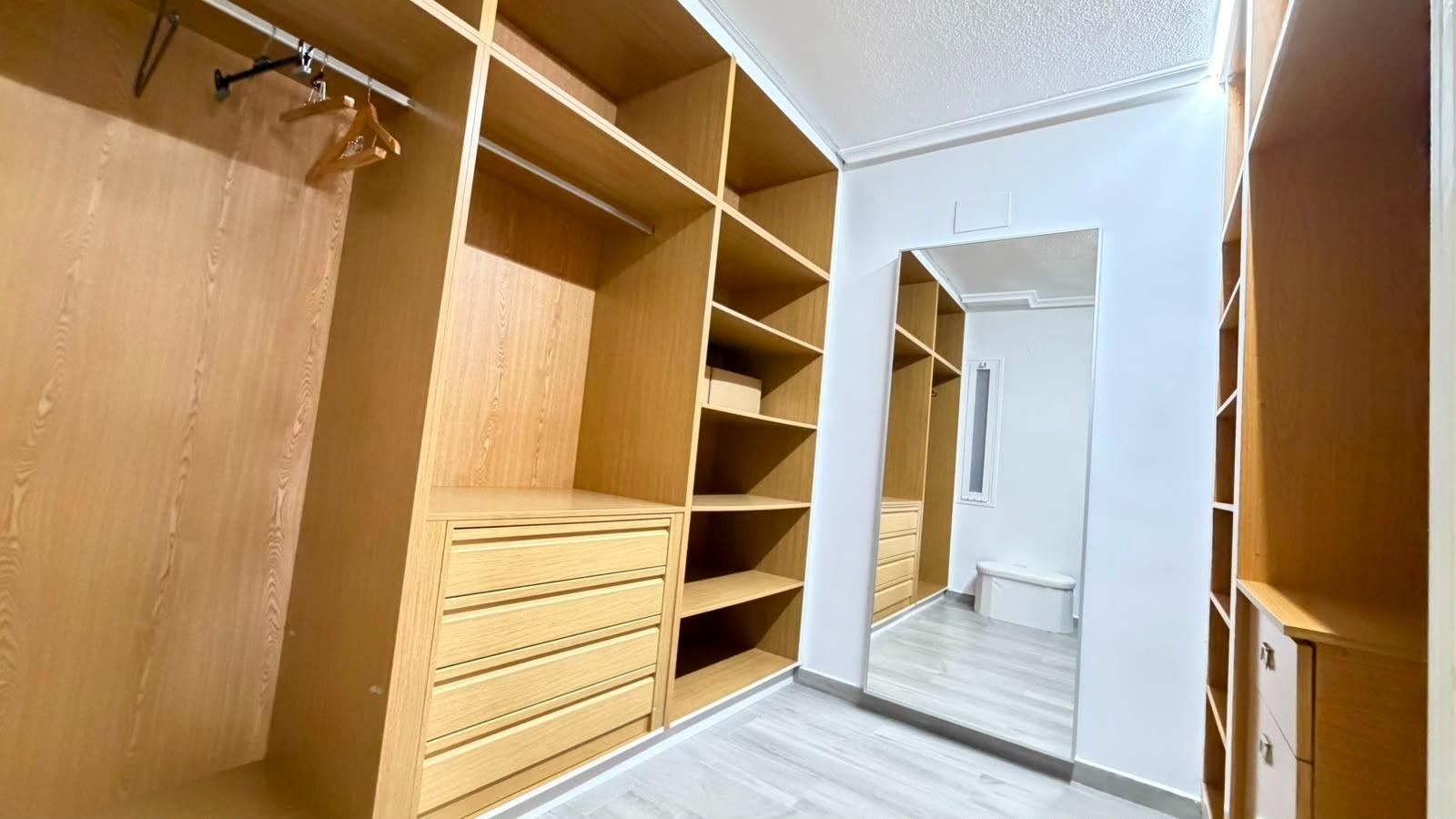 For sale - 3 Bedroom 2 Bathroom Apartment in Torrevieja - Centro - Muelle Pesquero  - Alicante