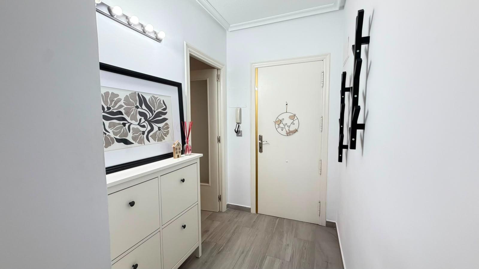 For sale - 3 Bedroom 2 Bathroom Apartment in Torrevieja - Centro - Muelle Pesquero  - Alicante