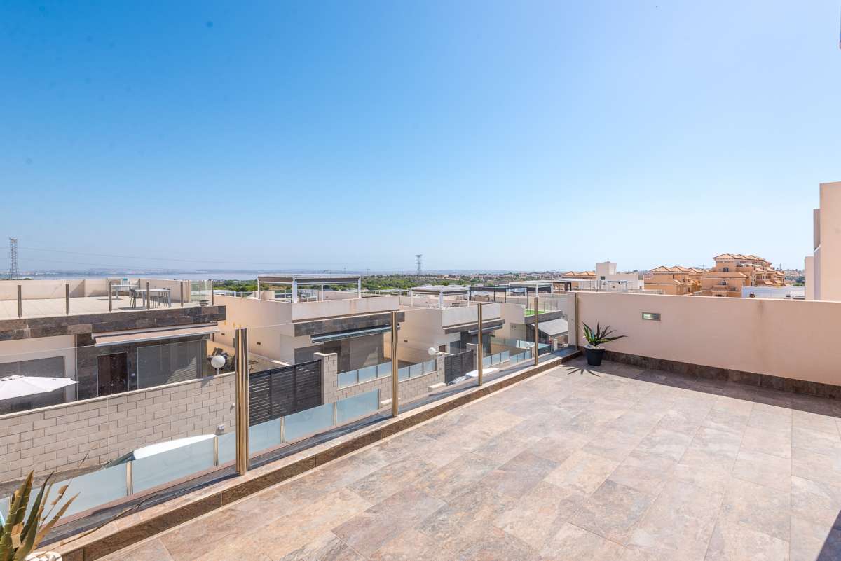 For sale - 3 Bedroom 3 Bathroom Villa in Villamartin - Costa Blanca  - Alicante
