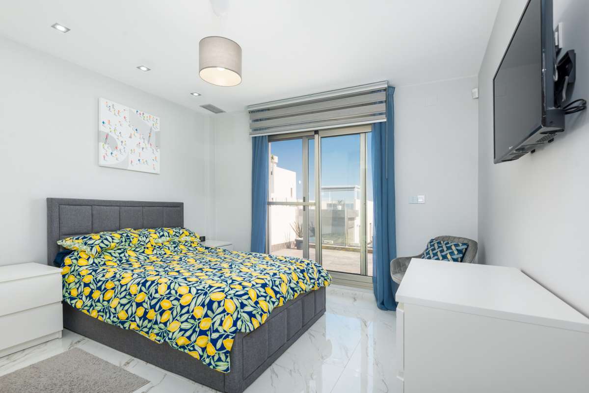 For sale - 3 Bedroom 3 Bathroom Villa in Villamartin - Costa Blanca  - Alicante