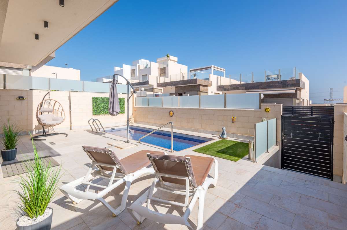 For sale - 3 Bedroom 3 Bathroom Villa in Villamartin - Costa Blanca  - Alicante
