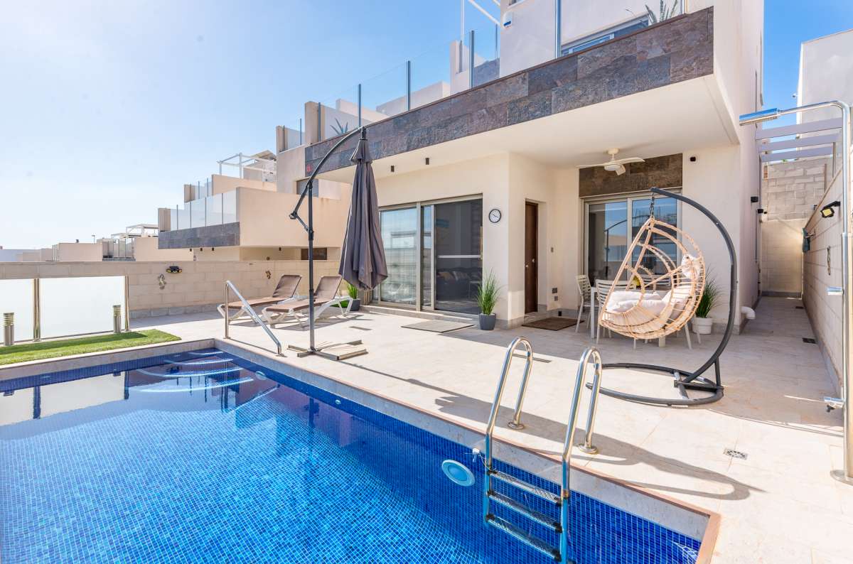 For sale - 3 Bedroom 3 Bathroom Villa in Villamartin - Costa Blanca  - Alicante
