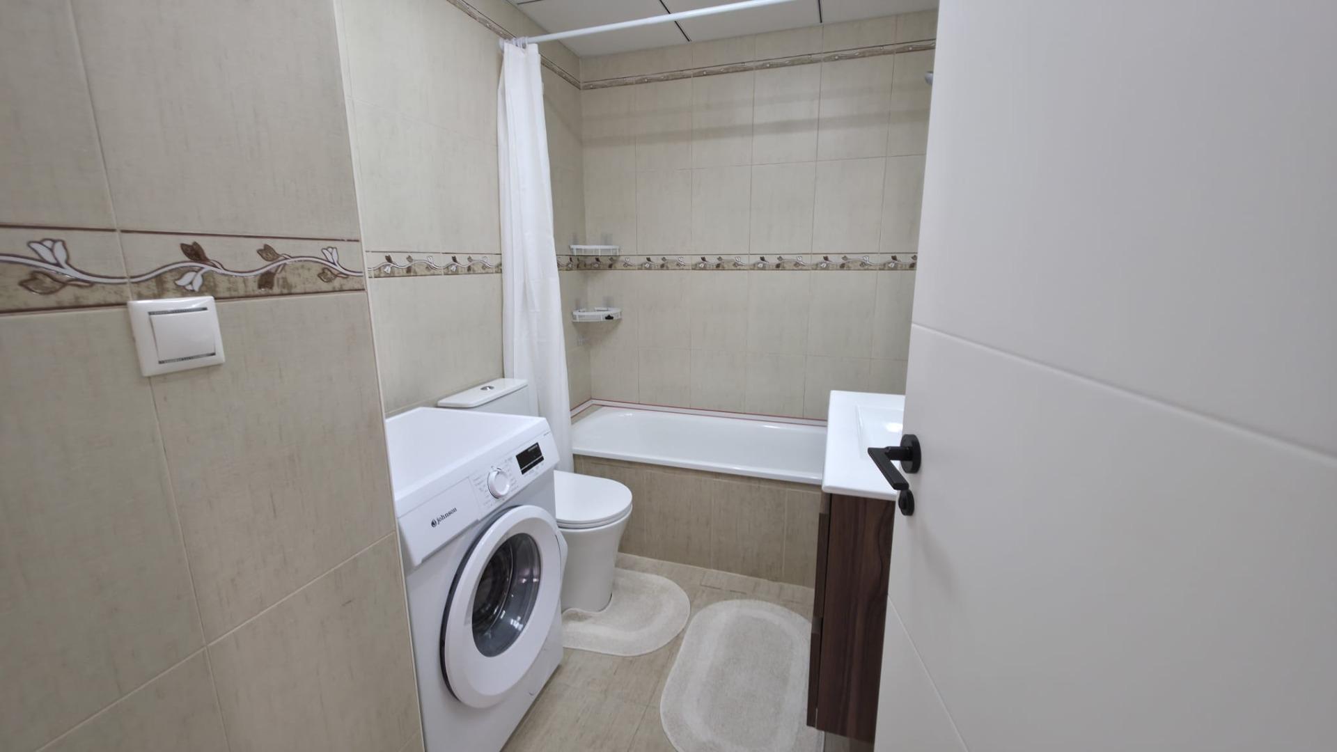 For sale - 3 Bedroom 2 Bathroom Apartment in Torrevieja - Torrevieja  - Alicante