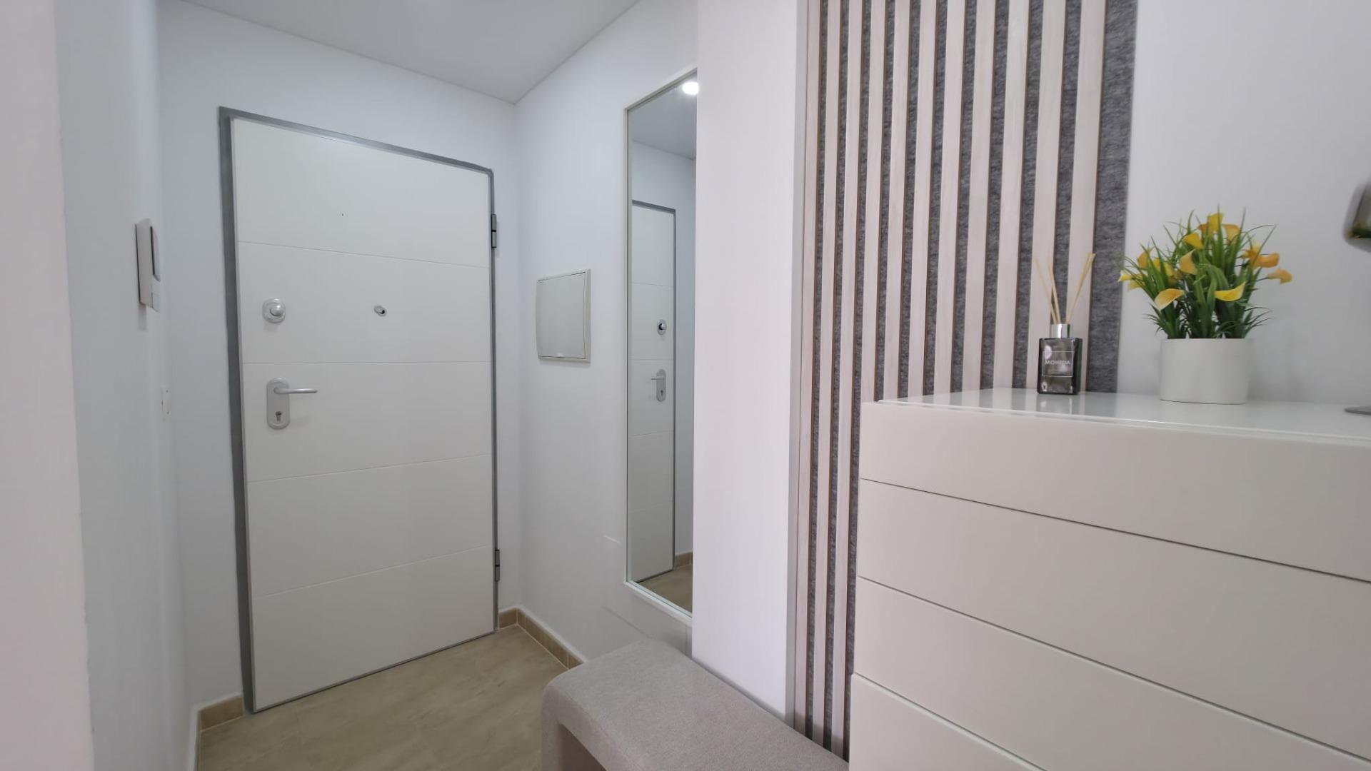 For sale - 3 Bedroom 2 Bathroom Apartment in Torrevieja - Torrevieja  - Alicante