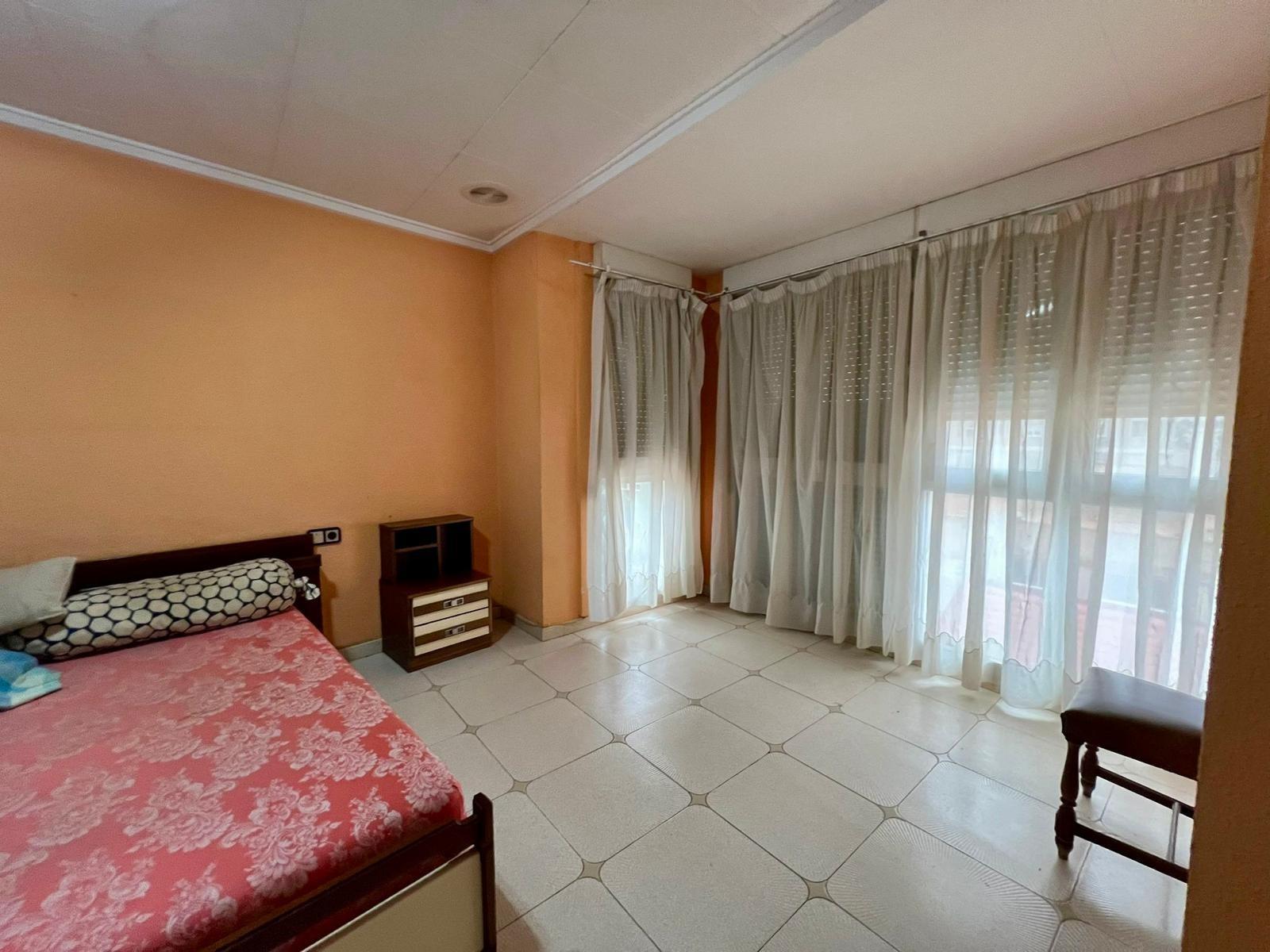 For sale - 4 Bedroom 2 Bathroom Apartment in Torrevieja - Centro  - Alicante