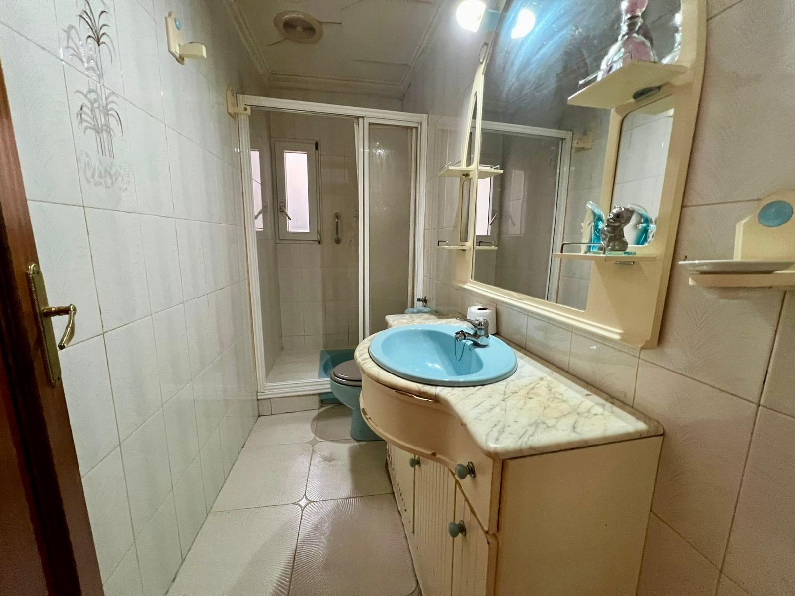 For sale - 4 Bedroom 2 Bathroom Apartment in Torrevieja - Centro  - Alicante