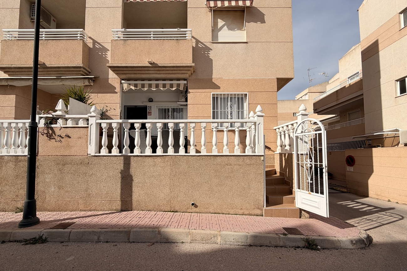 For sale - 2 Bedroom 1 Bathroom Apartment in Torrevieja - Urb. Calas Blancas III  - Alicante