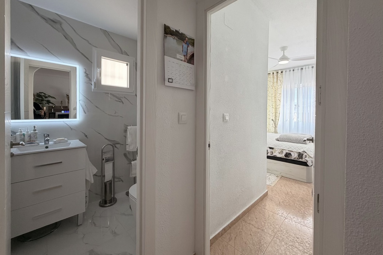 For sale - 2 Bedroom 1 Bathroom Apartment in Torrevieja - Urb. Calas Blancas III  - Alicante