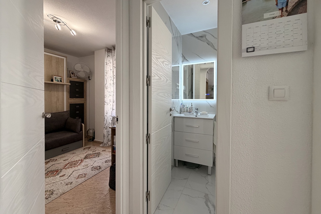 For sale - 2 Bedroom 1 Bathroom Apartment in Torrevieja - Urb. Calas Blancas III  - Alicante