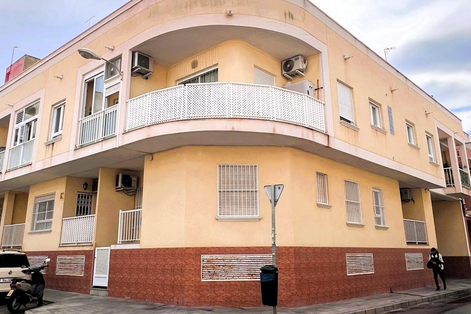 For sale - 2 Bedroom 1 Bathroom Apartment in Torrevieja - Playa De Los Locos  - Alicante