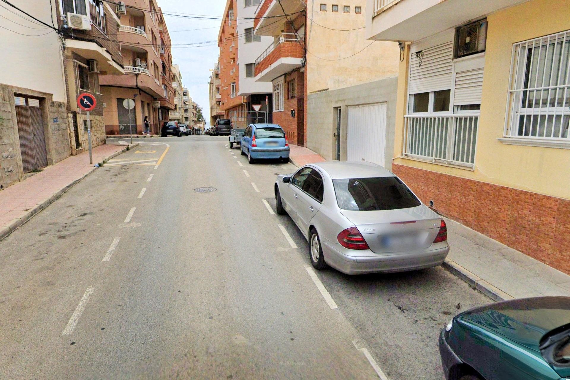 For sale - 2 Bedroom 1 Bathroom Apartment in Torrevieja - Playa De Los Locos  - Alicante