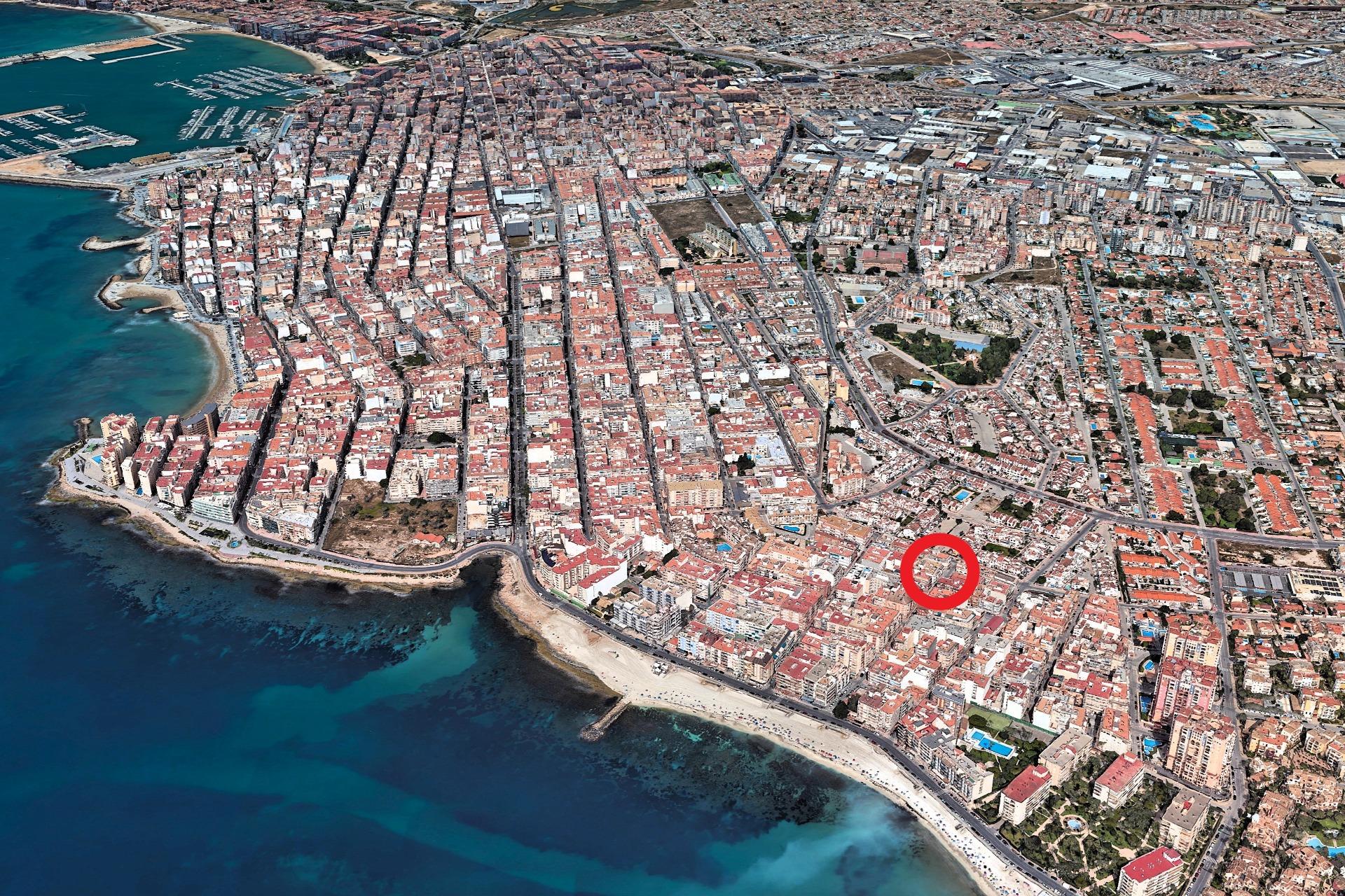 For sale - 2 Bedroom 1 Bathroom Apartment in Torrevieja - Playa De Los Locos  - Alicante