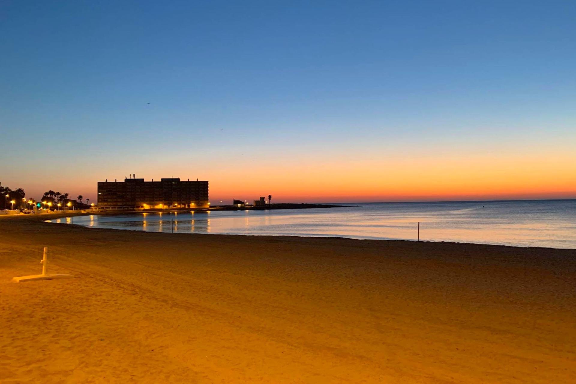 For sale - 2 Bedroom 1 Bathroom Apartment in Torrevieja - Playa De Los Locos  - Alicante