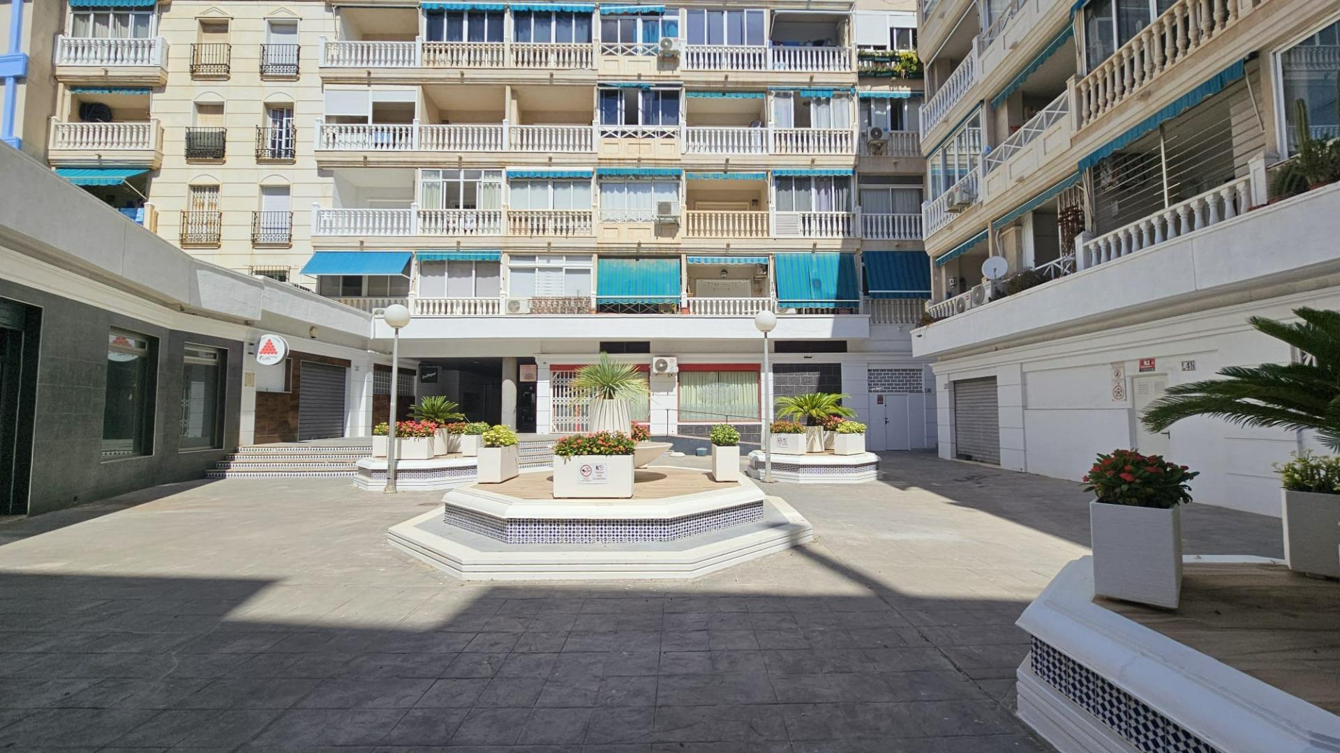 For sale - 2 Bedroom 1 Bathroom Apartment in Torrevieja - Playa De Los Locos  - Alicante