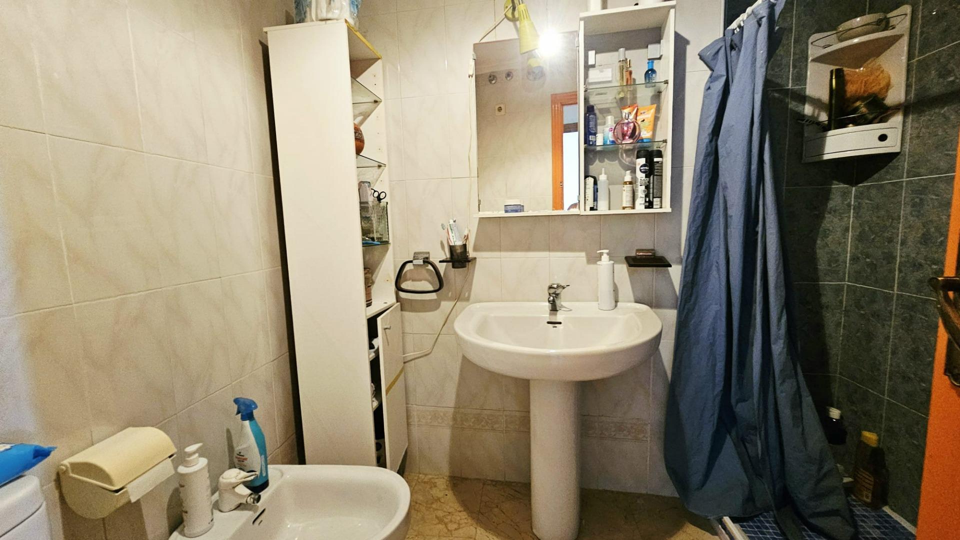 For sale - 2 Bedroom 1 Bathroom Apartment in Torrevieja - Playa De Los Locos  - Alicante