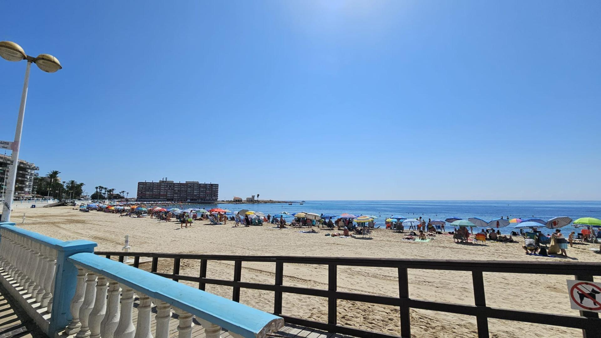 For sale - 2 Bedroom 1 Bathroom Apartment in Torrevieja - Playa De Los Locos  - Alicante