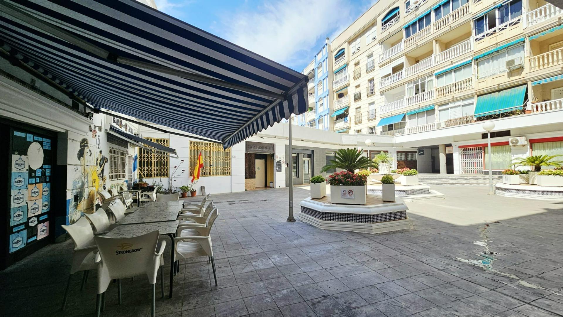 For sale - 2 Bedroom 1 Bathroom Apartment in Torrevieja - Playa De Los Locos  - Alicante