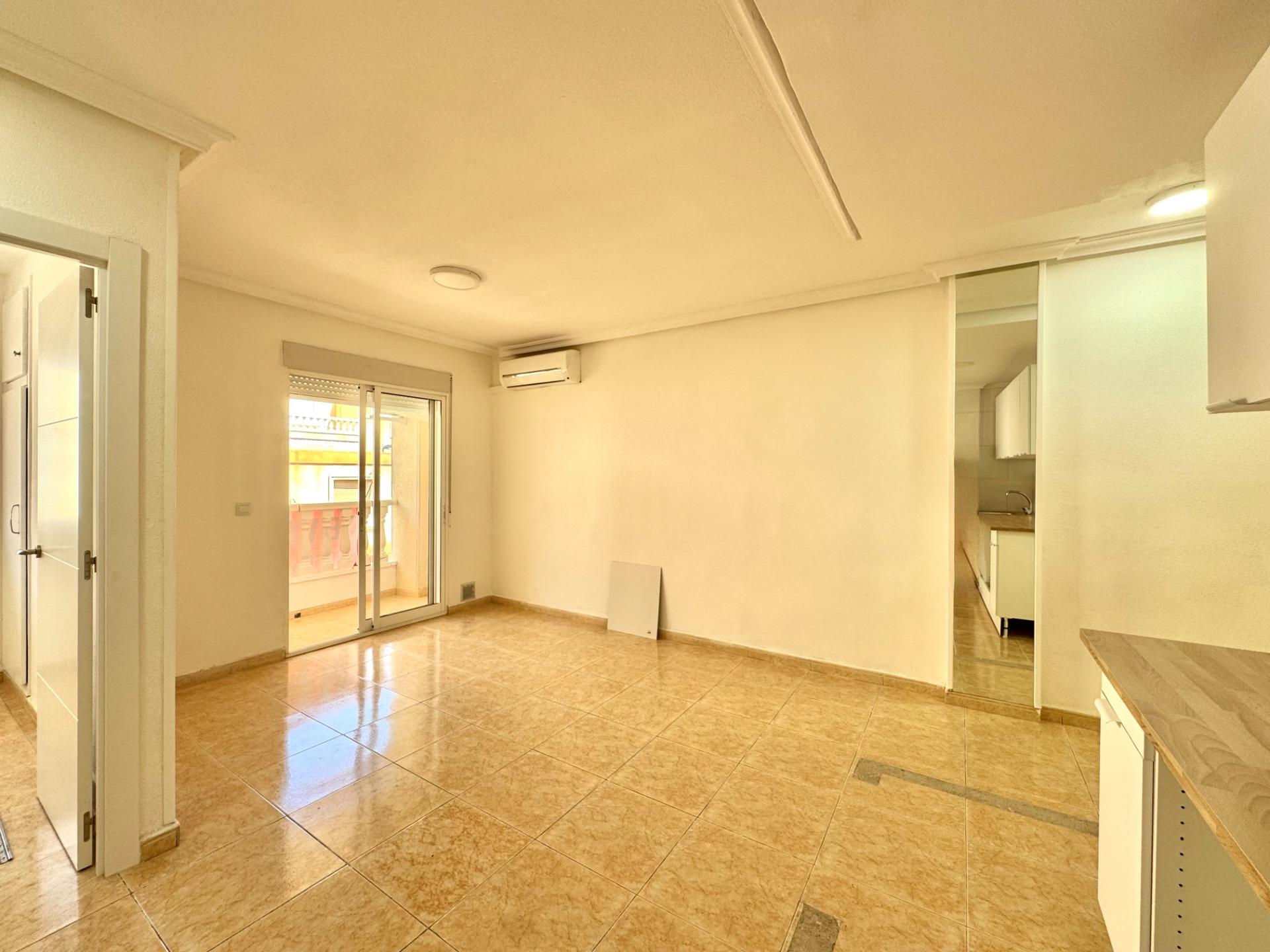 For sale - 2 Bedroom 1 Bathroom Apartment in Torrevieja - Centro  - Alicante