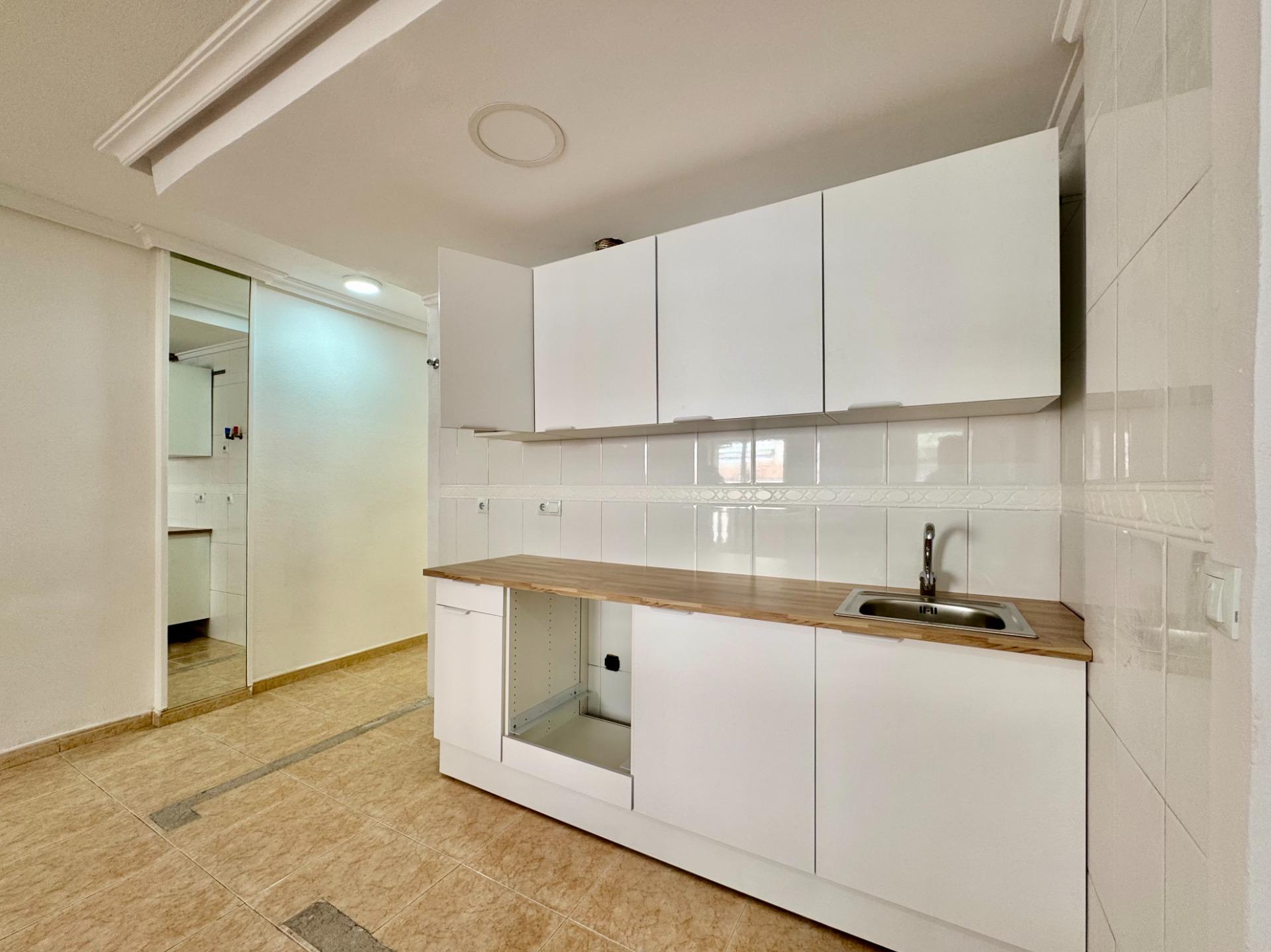 For sale - 2 Bedroom 1 Bathroom Apartment in Torrevieja - Centro  - Alicante