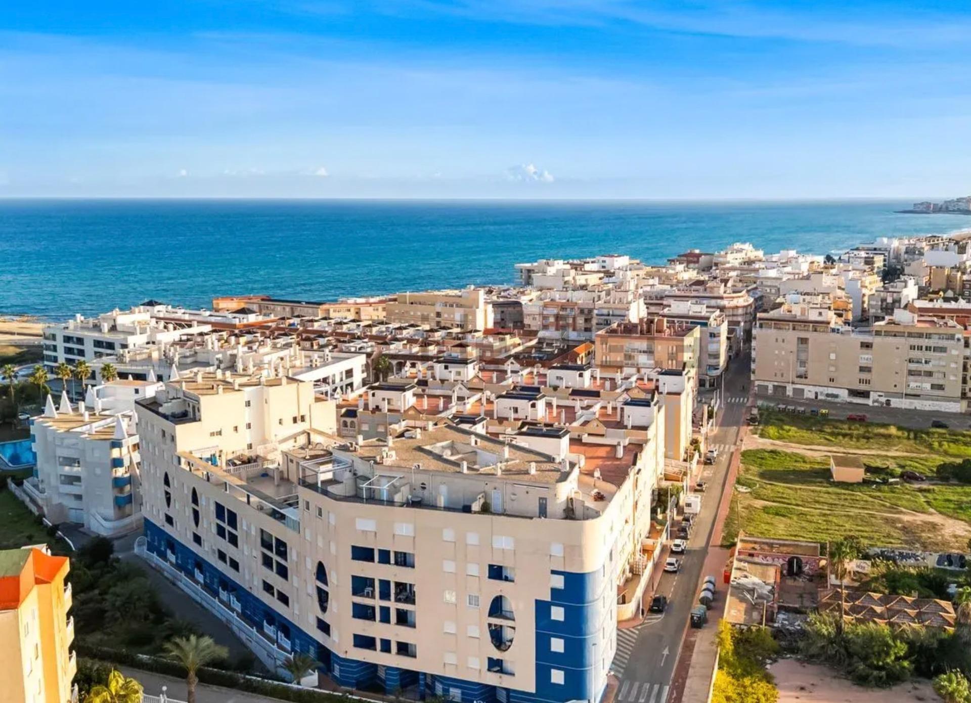 For sale - 2 Bedroom 1 Bathroom Apartment in Torrevieja - Gaspar Perrelló  - Alicante