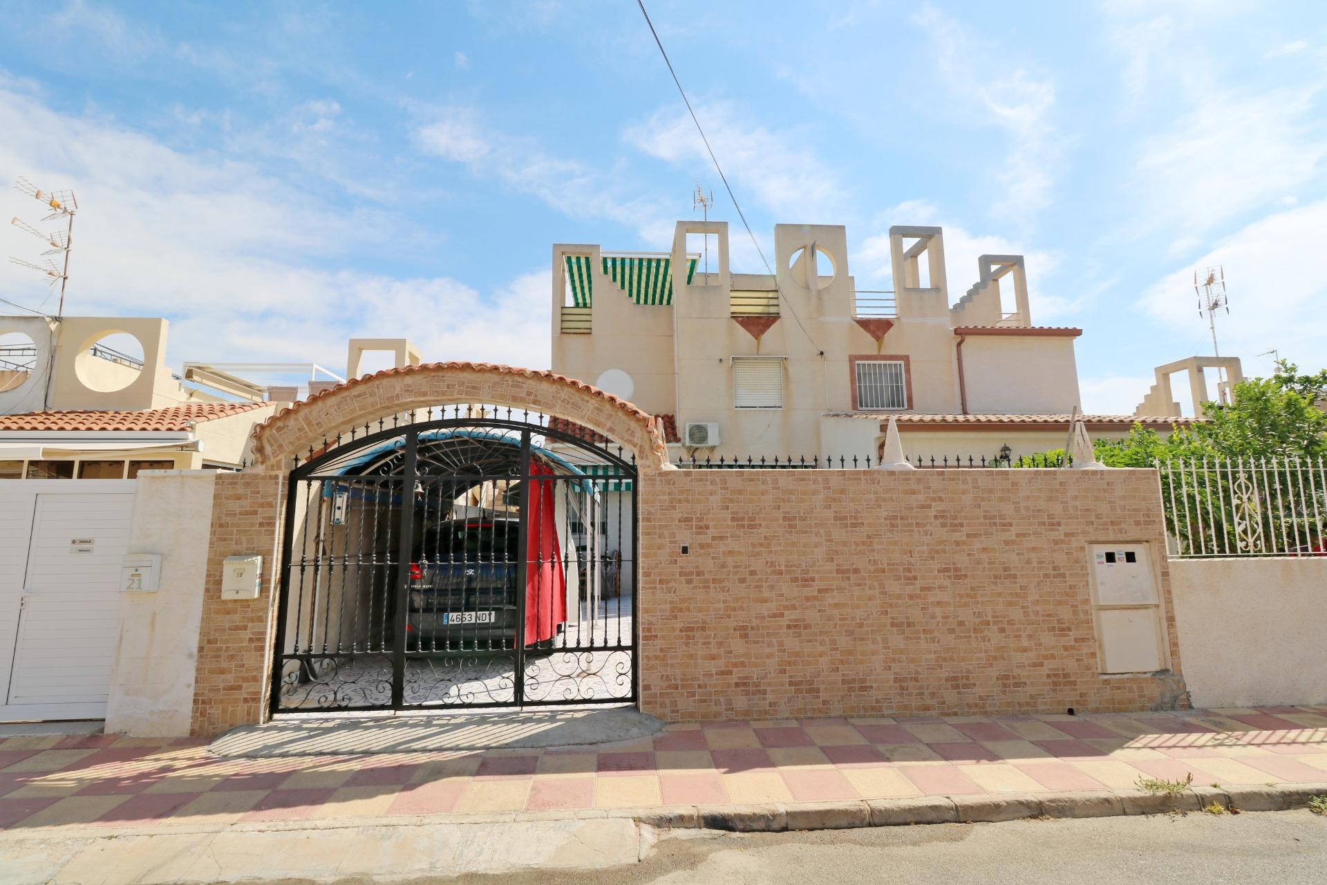 For sale - 4 Bedroom 2 Bathroom Quad House in Torrevieja - Torretas  - Alicante