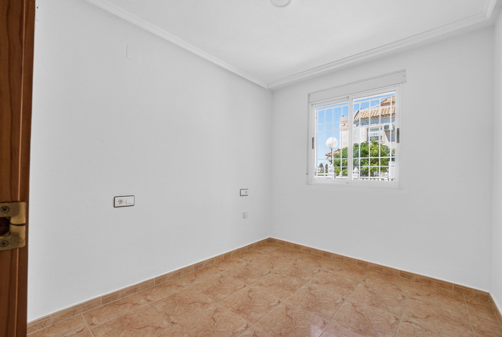 For sale - 2 Bedroom 1 Bathroom Apartment in Torrevieja - El Limonar  - Alicante