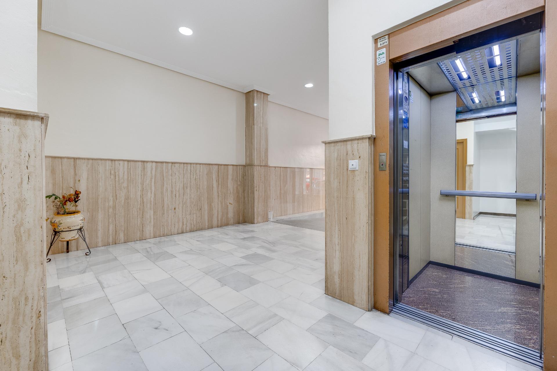 For sale - 2 Bedroom 2 Bathroom Penthouse in Torrevieja - Paseo Maritimo  - Alicante
