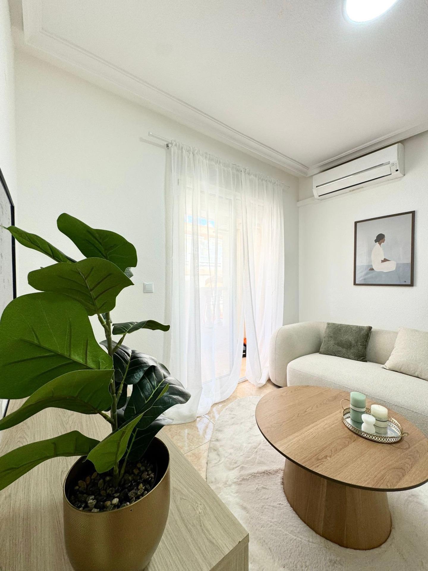 For sale - 2 Bedroom 1 Bathroom Apartment in Torrevieja - Antonio Machado  - Alicante