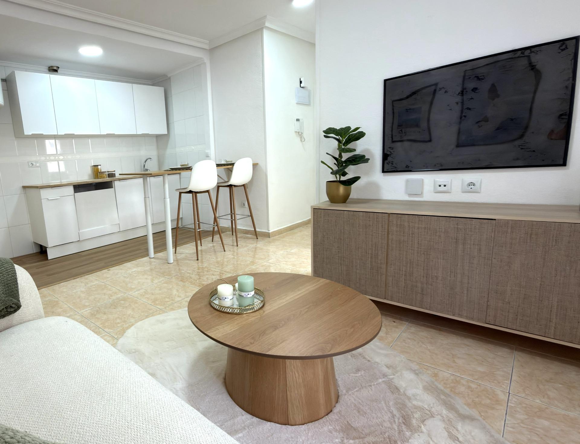 For sale - 2 Bedroom 1 Bathroom Apartment in Torrevieja - Centro  - Alicante