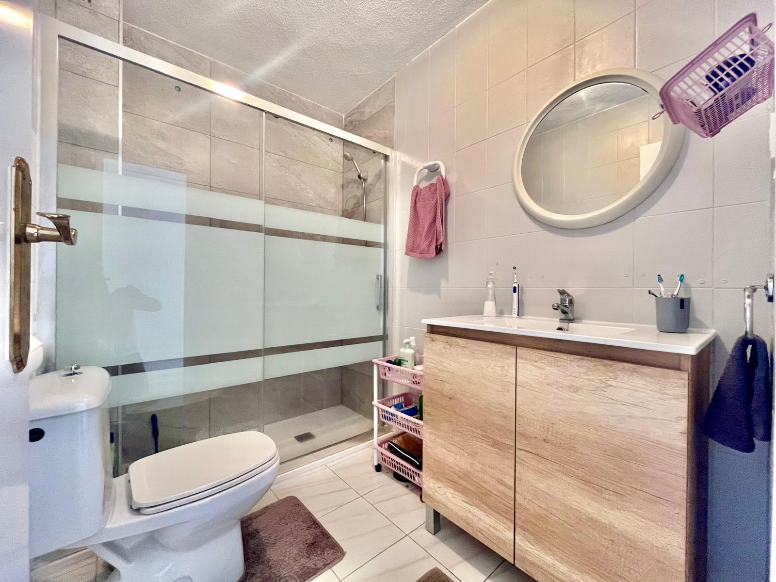 For sale - 2 Bedroom 1 Bathroom Apartment in Torrevieja - Playa De Los Locos  - Alicante