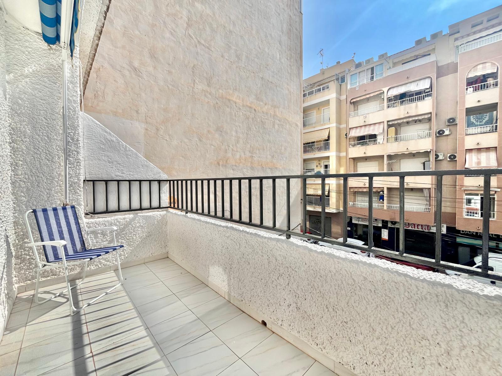 For sale - 2 Bedroom 1 Bathroom Apartment in Torrevieja - Playa De Los Locos  - Alicante