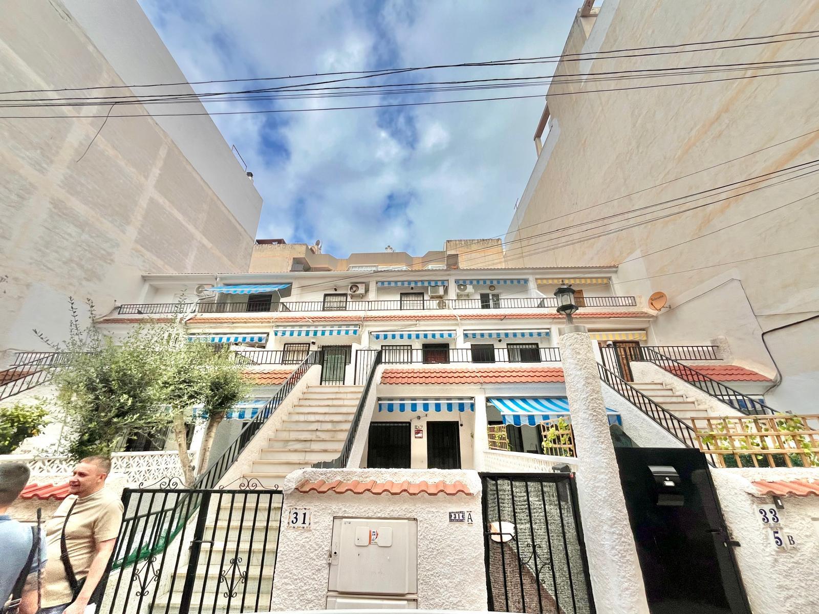 For sale - 2 Bedroom 1 Bathroom Apartment in Torrevieja - Playa De Los Locos  - Alicante