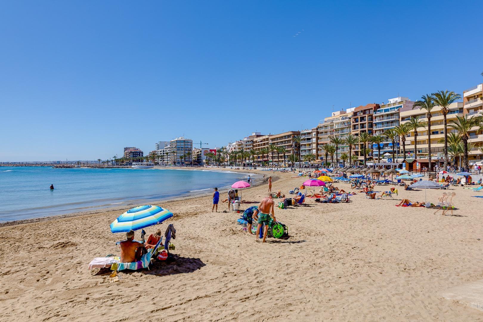 For sale - 2 Bedroom 1 Bathroom Apartment in Torrevieja - Playa De Los Locos  - Alicante