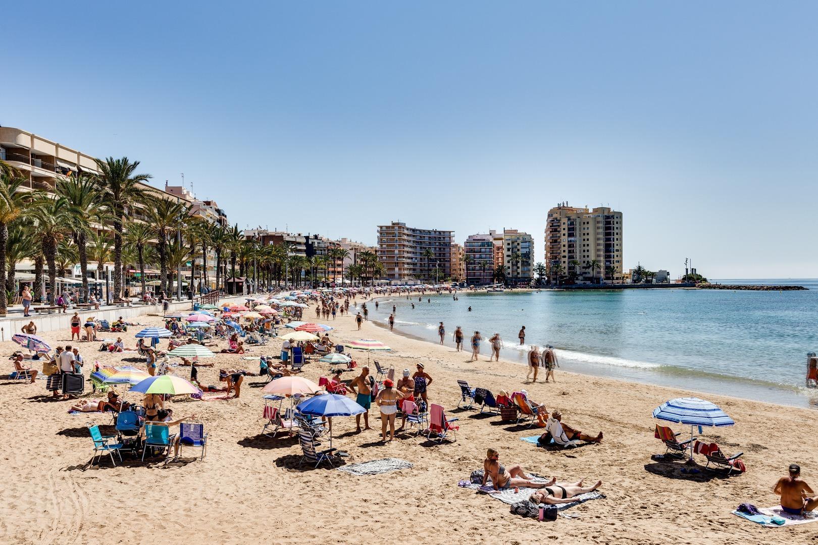 For sale - 2 Bedroom 1 Bathroom Apartment in Torrevieja - Playa De Los Locos  - Alicante