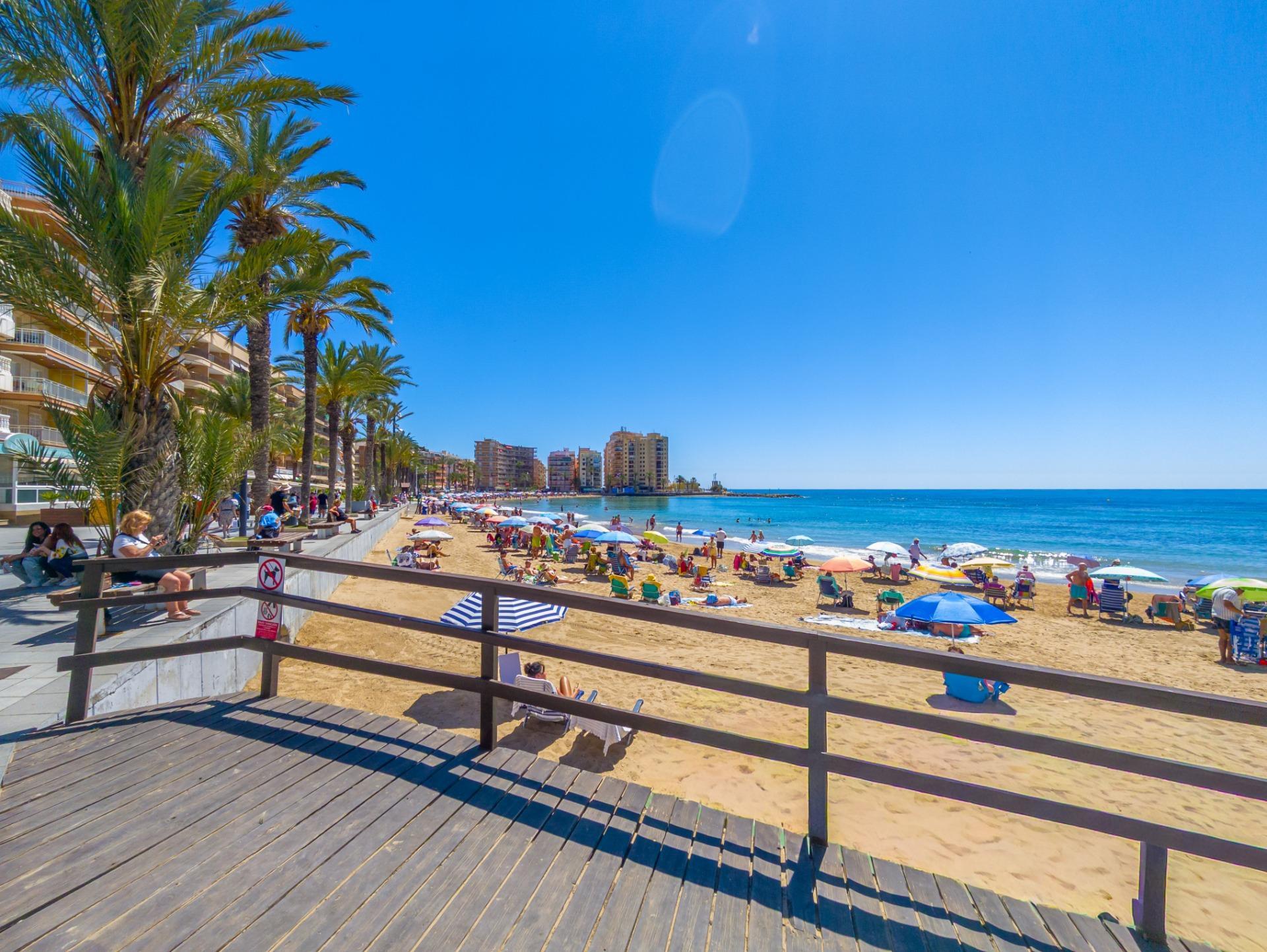 For sale - 2 Bedroom 1 Bathroom Apartment in Torrevieja - Playa De Los Locos  - Alicante