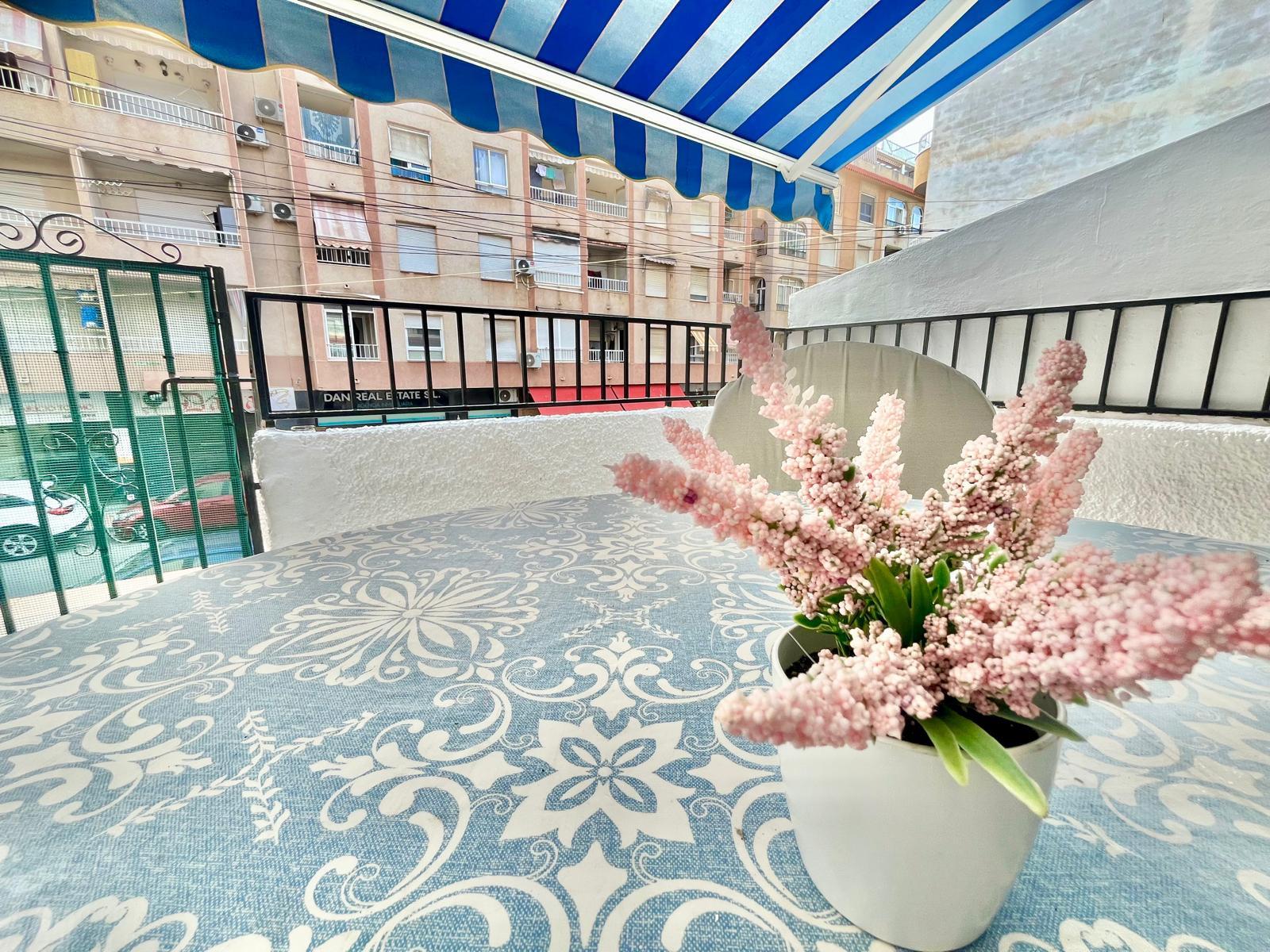 For sale - 2 Bedroom 1 Bathroom Apartment in Torrevieja - Playa De Los Locos  - Alicante