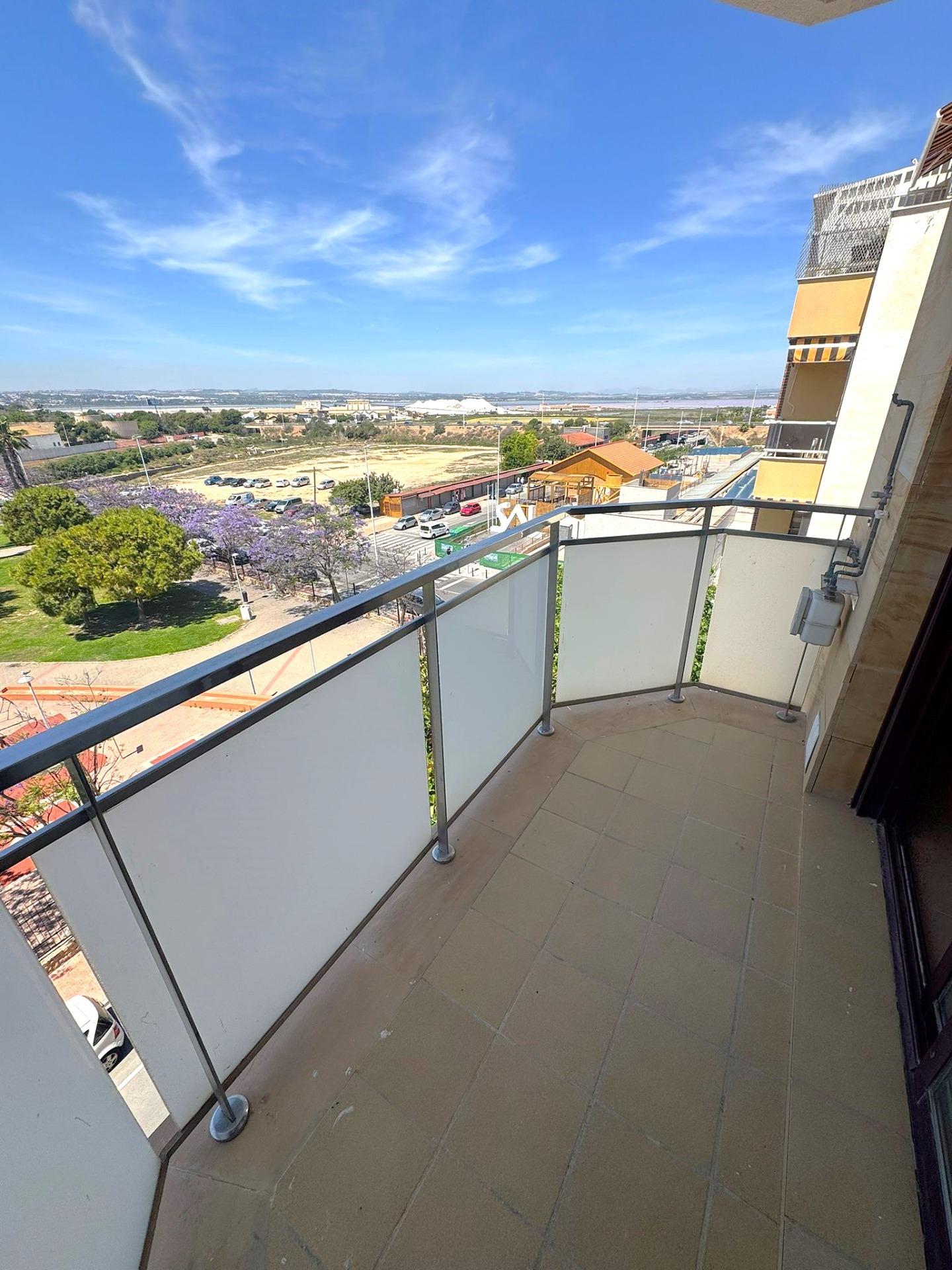 For sale - 2 Bedroom 1 Bathroom Apartment in Torrevieja - Centro - Muelle Pesquero  - Alicante