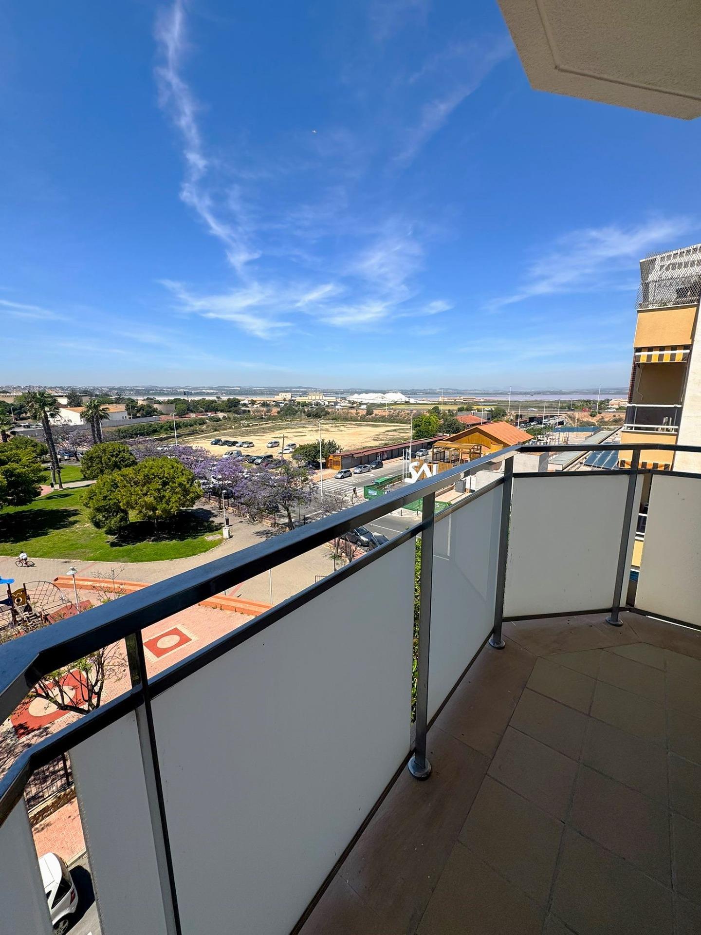 For sale - 2 Bedroom 1 Bathroom Apartment in Torrevieja - Centro - Muelle Pesquero  - Alicante
