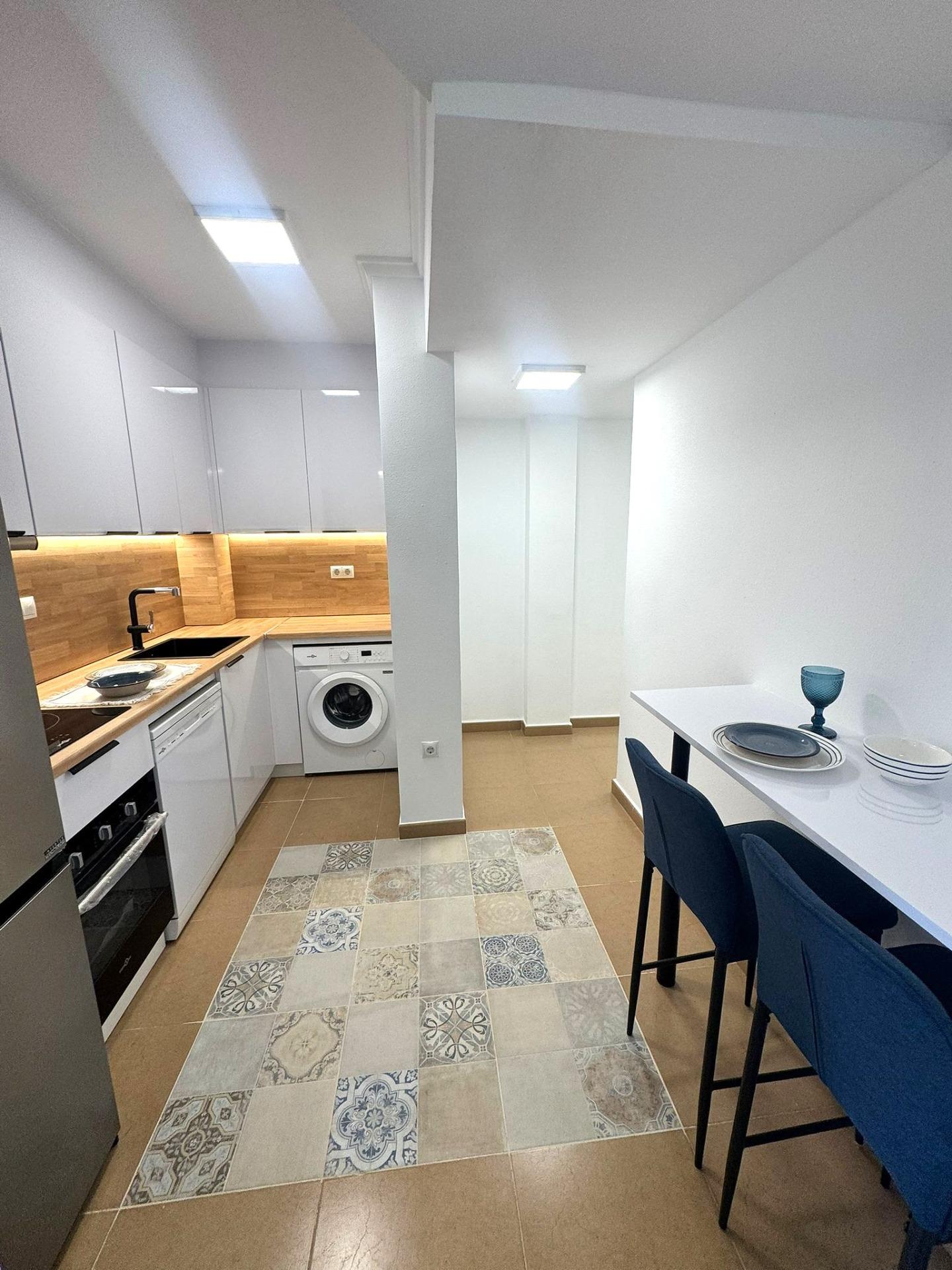 For sale - 2 Bedroom 1 Bathroom Apartment in Torrevieja - Centro - Muelle Pesquero  - Alicante