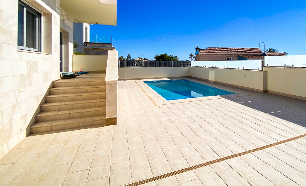 For sale - 4 Bedroom 3 Bathroom Villa in La Zenia - La Zenia  - Alicante