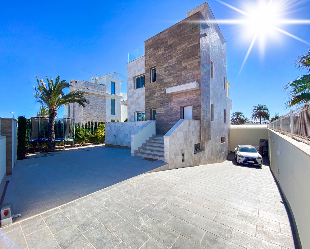 For sale - 4 Bedroom 3 Bathroom Villa in La Zenia - La Zenia  - Alicante