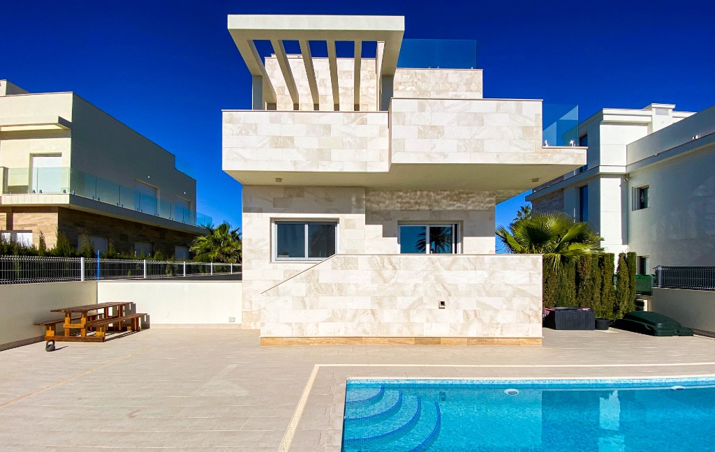 For sale - 4 Bedroom 3 Bathroom Villa in La Zenia - La Zenia  - Alicante