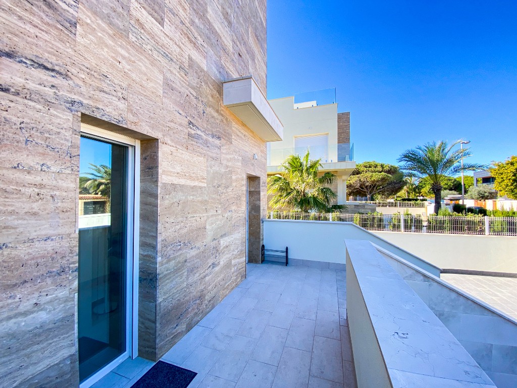 For sale - 4 Bedroom 3 Bathroom Villa in La Zenia - La Zenia  - Alicante