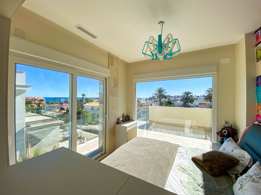 For sale - 4 Bedroom 3 Bathroom Villa in La Zenia - La Zenia  - Alicante