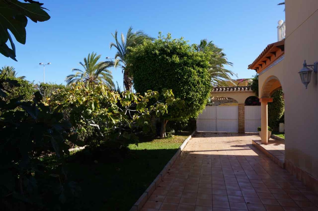 For sale - 7 Bedroom 4 Bathroom Villa in Cabo Roig - Cabo Roig  - Alicante