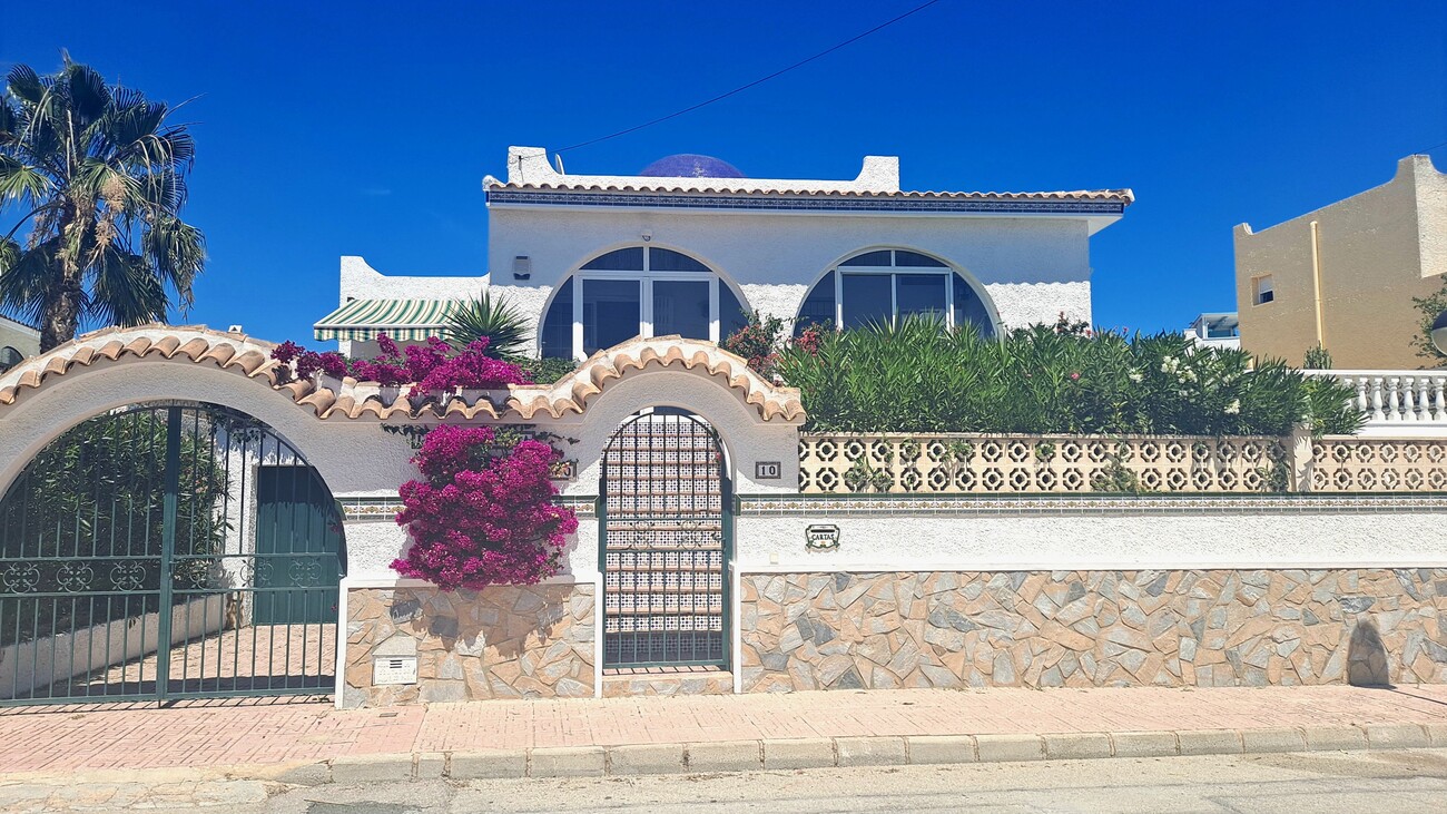 For sale - 3 Bedroom 2 Bathroom Villa in Villamartin - Blue Lagoon  - Alicante