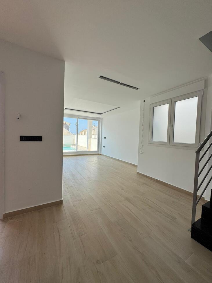 For sale - 3 Bedroom 2 Bathroom Villa Penthouse in Torrevieja - aguas nuevas  - Alicante
